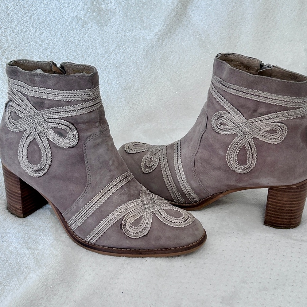 Very Volatile Bordeaux Embroidered Suede Ankle Bootie Size 10